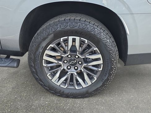 Used 2025 Chevrolet Suburban Z71 image 31