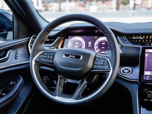 New 2025 Jeep Grand Cherokee Limited w/ Black Appearance Package image 18