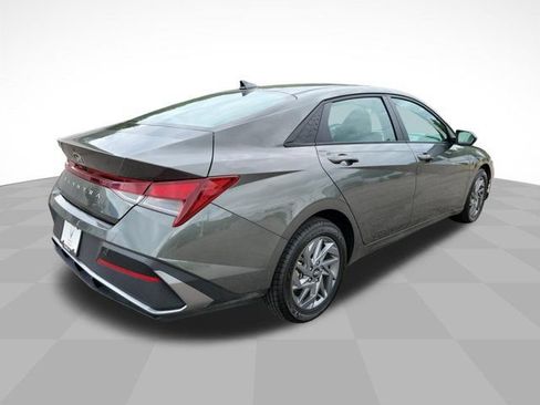 Used 2024 Hyundai Elantra SEL FWD image 5