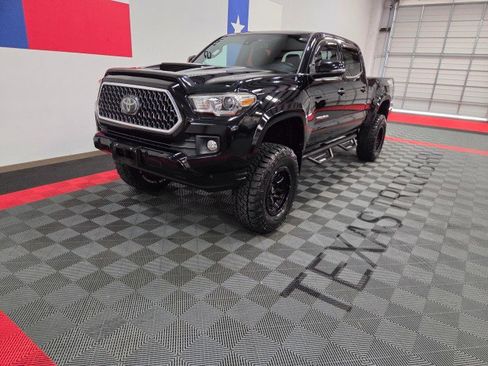 Used 2019 Toyota Tacoma TRD Sport w/ Technology Package image 3