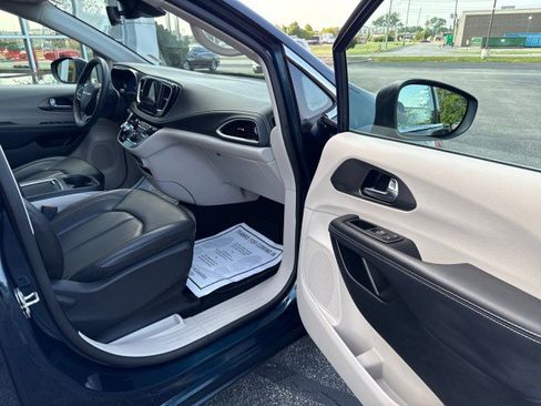 Used 2023 Chrysler Pacifica Touring-L AWD/4WD image 37
