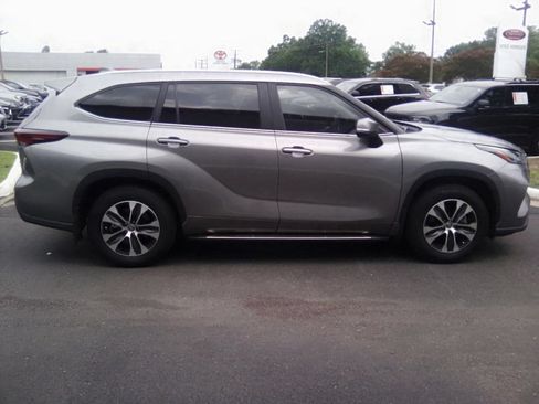 Used 2025 Toyota Highlander XLE FWD image 2