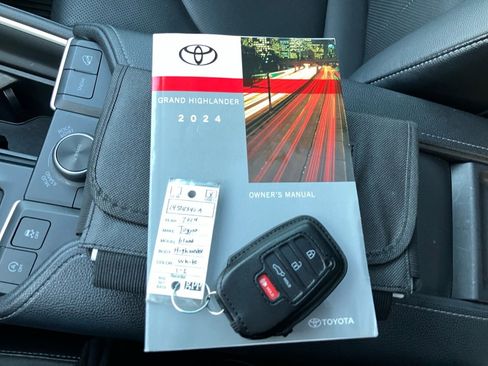 Used 2024 Toyota Grand Highlander Platinum image 38