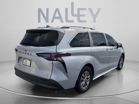 Used 2023 Toyota Sienna XLE w/ XLE Plus Package FWD image 5