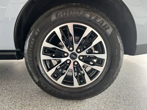 Used 2025 Ford Expedition Platinum image 39