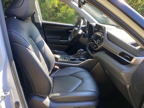 Used 2023 Toyota Highlander XLE AWD/4WD image 36
