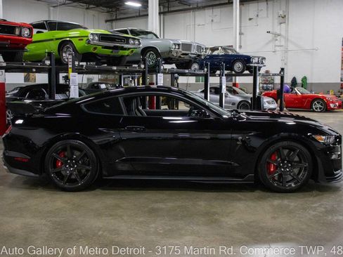 Used 2020 Ford Mustang Shelby GT500 w/ Carbon Fiber Track Pack RWD image 8