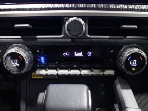 Used 2025 Toyota 4Runner Platinum AWD/4WD image 17