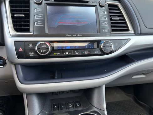 Used 2019 Toyota Highlander XLE AWD/4WD image 19