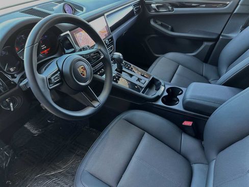 Certified 2024 Porsche Macan image 4