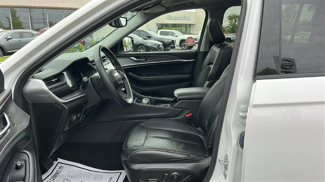 Used 2022 Jeep Grand Cherokee L Limited AWD/4WD image 9