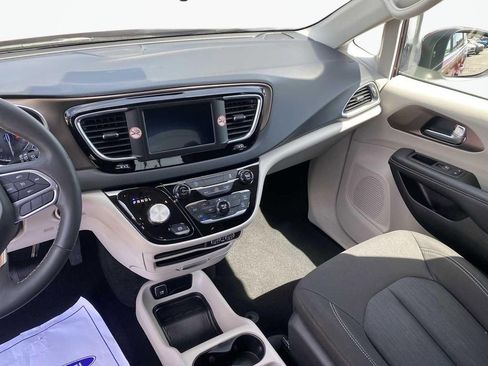 Used 2023 Chrysler Voyager LX FWD image 14