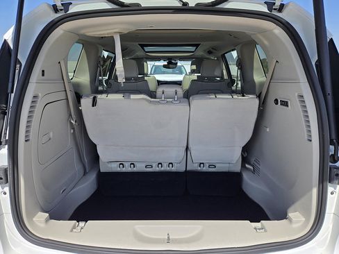 Used 2018 Chrysler Pacifica Limited w/ Tire & Wheel Group FWD image 28