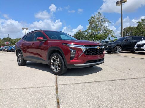 Used 2025 Chevrolet Trax LT FWD image 1