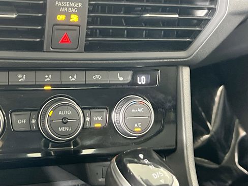 Used 2022 Volkswagen Jetta SE image 19