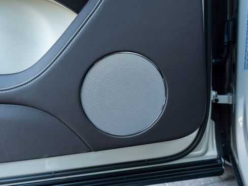 Certified 2025 Bentley Bentayga image 18