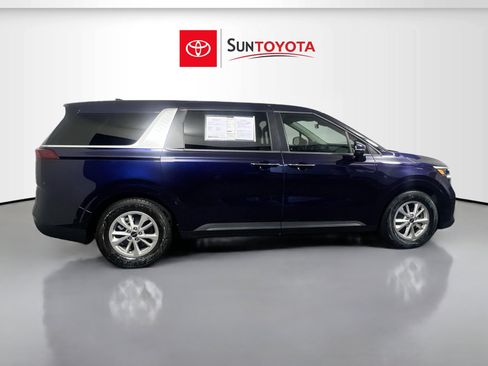 Used 2024 Kia Carnival LX FWD image 2