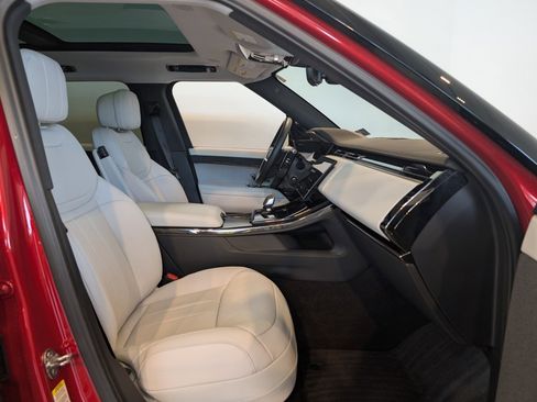 Used 2024 Land Rover Range Rover Sport SE image 32