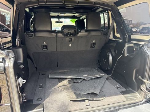 Used 2020 Jeep Wrangler Unlimited Sahara image 35