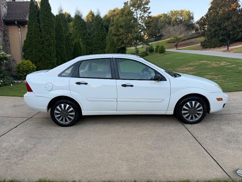 Used 2007 Ford Focus SE FWD image 5