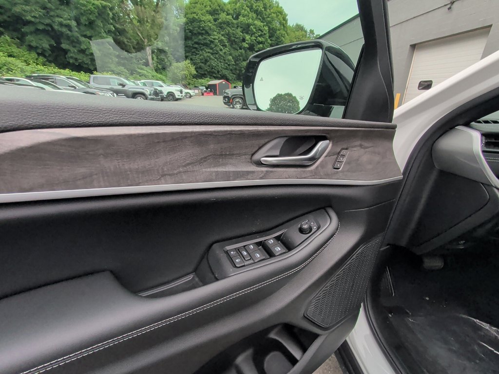 New 2026 Jeep Grand Cherokee Limited w/ Luxury Tech Group II AWD/4WD image 13