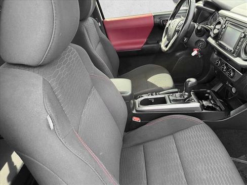 Used 2017 Toyota Tacoma SR5 w/ SR5 Appearance Package (SM) RWD image 18