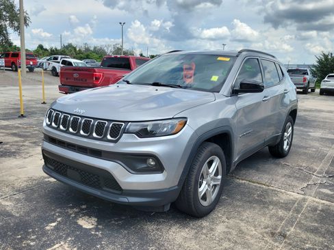 Used 2024 Jeep Compass Latitude AWD/4WD image 3