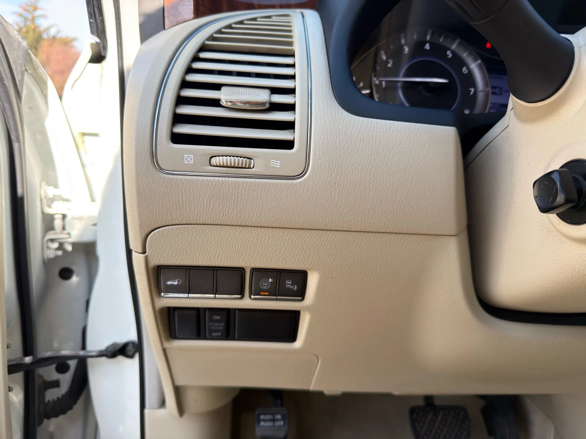 Used 2016 INFINITI QX80 4WD w/ Deluxe Technology Package image 35