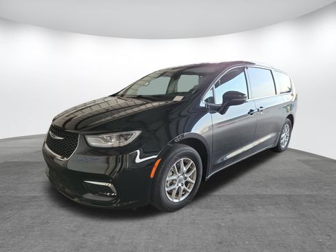 Used 2024 Chrysler Pacifica Touring-L FWD image 3