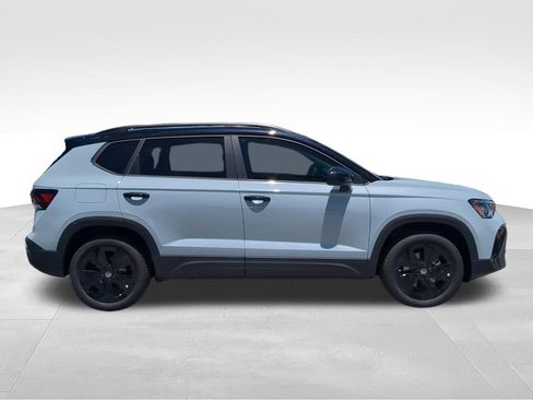 New 2026 Volkswagen Taos SE FWD image 3