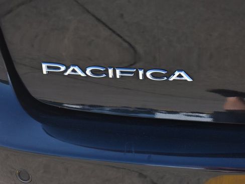 Used 2023 Chrysler Pacifica Touring-L FWD image 7
