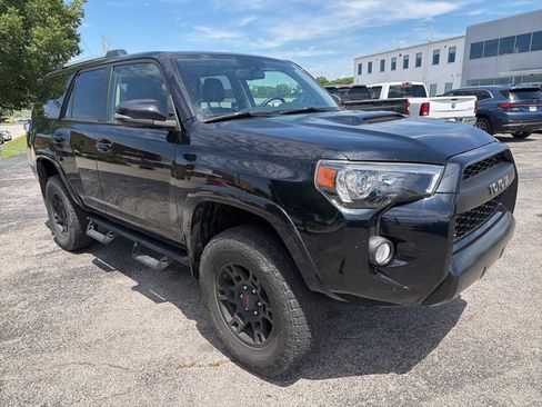 Used 2018 Toyota 4Runner TRD Off-Road Premium AWD/4WD image 2