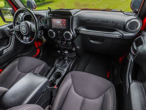 Used 2015 Jeep Wrangler Unlimited Sahara w/ Connectivity Group AWD/4WD image 27