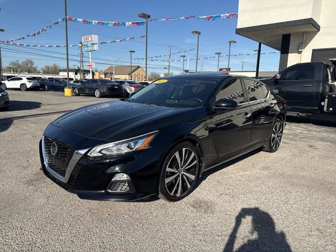 Used 2021 Nissan Altima 2.5 SV w/ SV Premium Package image 2