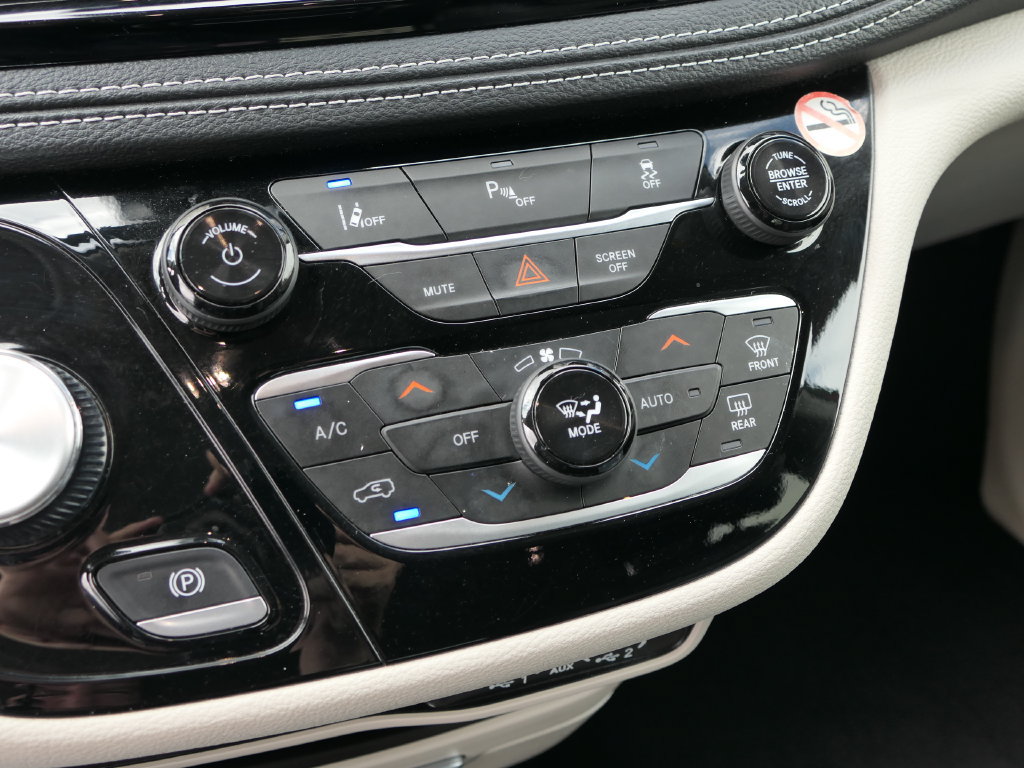 Used 2024 Chrysler Pacifica Limited FWD image 18