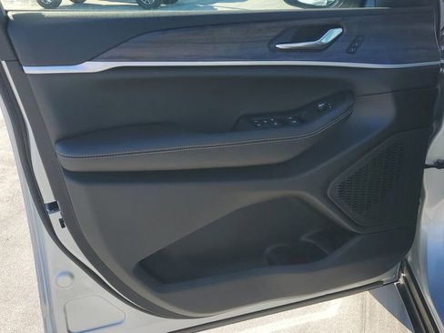 New 2025 Jeep Grand Cherokee Limited image 22