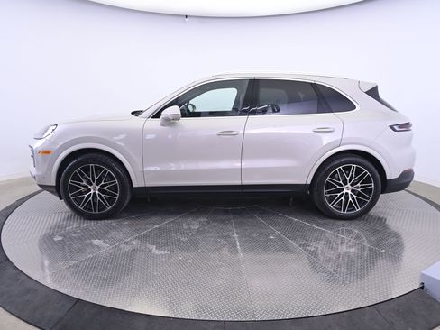 Certified 2025 Porsche Cayenne AWD/4WD image 2