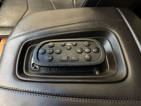 Used 2017 Cadillac Escalade Premium Luxury image 34