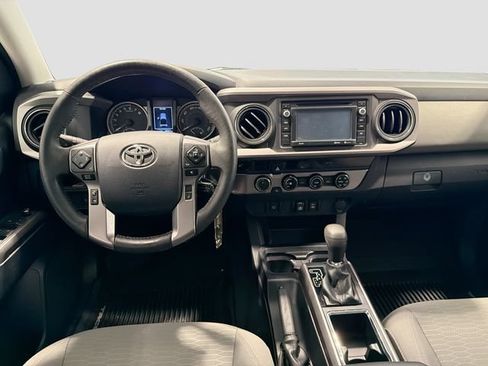 Used 2018 Toyota Tacoma SR5 AWD/4WD image 17