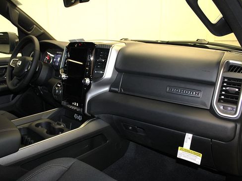 New 2026 RAM 1500 4x4 Crew Cab image 30
