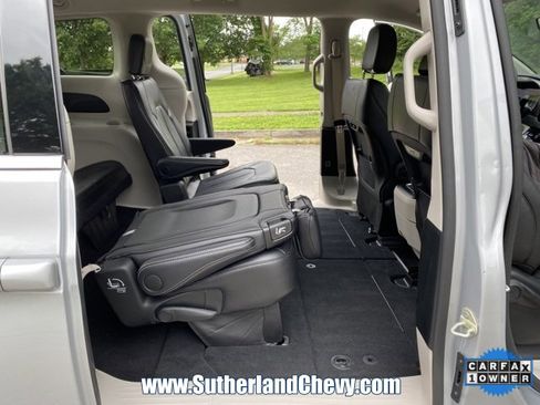 Used 2024 Chrysler Pacifica Touring-L image 34