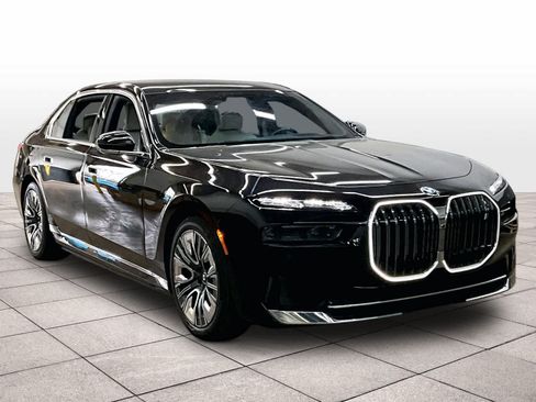Used 2024 BMW i7 xDrive60 w/ Executive Package AWD/4WD image 2