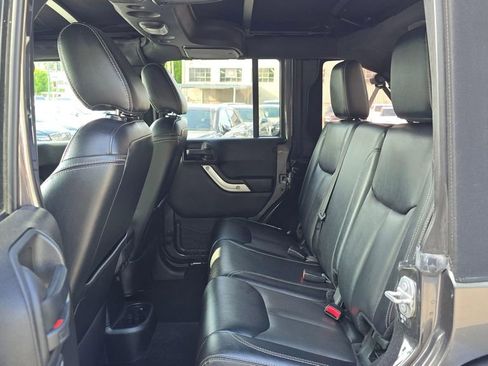 Used 2017 Jeep Wrangler Unlimited Rubicon AWD/4WD image 16