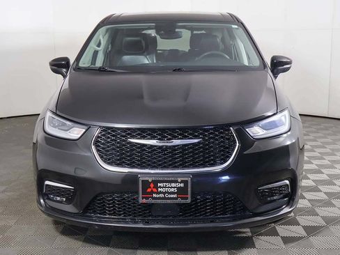 Used 2023 Chrysler Pacifica Touring-L FWD image 12