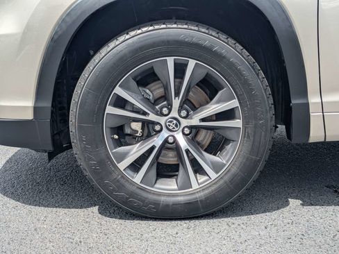 Used 2016 Toyota Highlander XLE FWD image 12