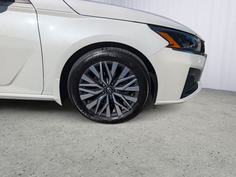 Used 2024 Nissan Altima 2.5 SV FWD image 9