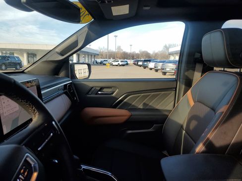 Used 2025 GMC Canyon AT4 w/ Technology Plus Package image 28