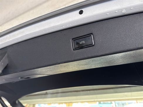 Used 2020 Volkswagen Tiguan SEL image 30