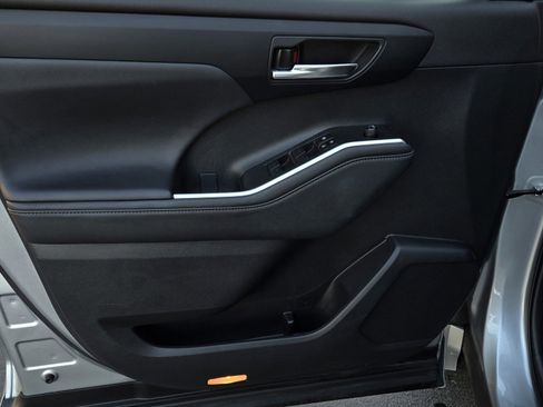 Certified 2024 Toyota Highlander XLE image 8