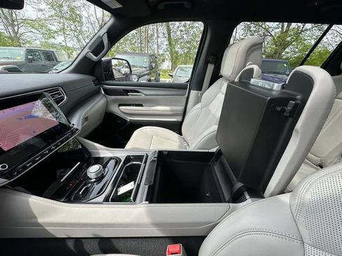 Used 2025 Jeep Wagoneer 4WD w/ Premium Group I image 24